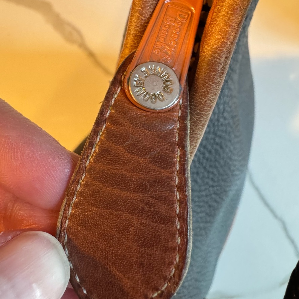 Classic Dooney & Bourke Black Leather Shoulder Bag - Picture 6 of 7